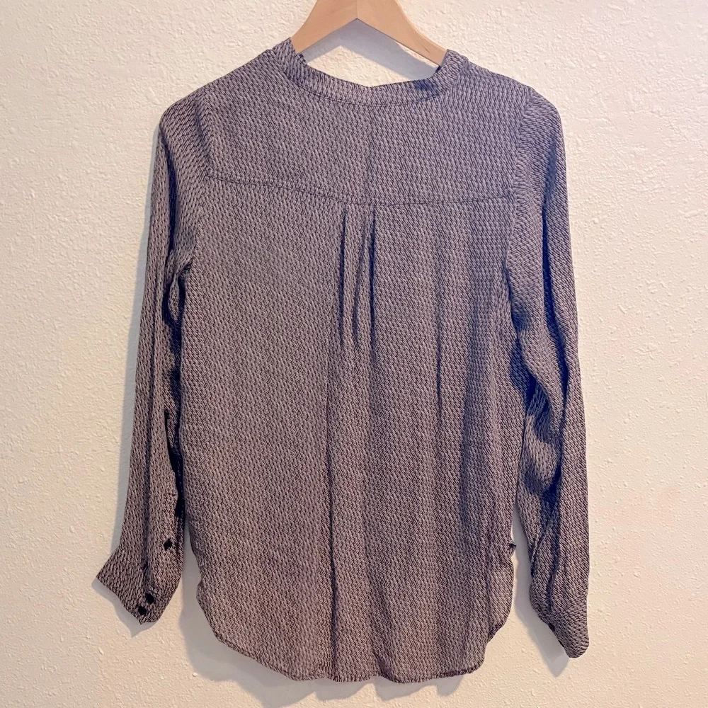 VINCE Silk Popover Long Sleeve Tab Blouse Top Tan Brown Black Pattern Size 6 - Picture 3 of 6